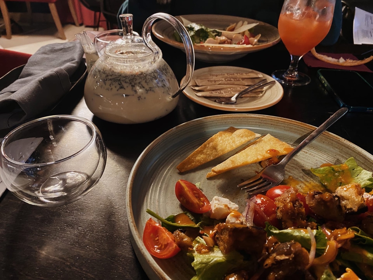 Готовим салат с телятиной, помидорами и кедровыми орешками