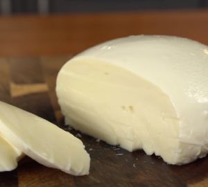 В пензенском Роспотребнадзоре назвали признаки качественного сыра Моцарелла