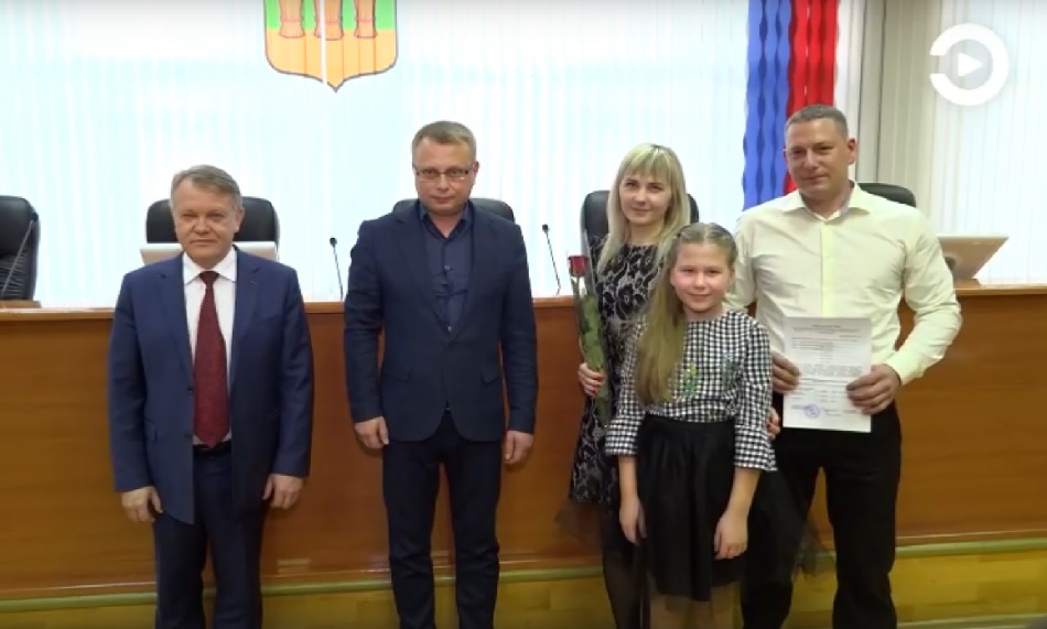 В пензенской администрации вручили жилищные сертификаты 25 пензенским семьям