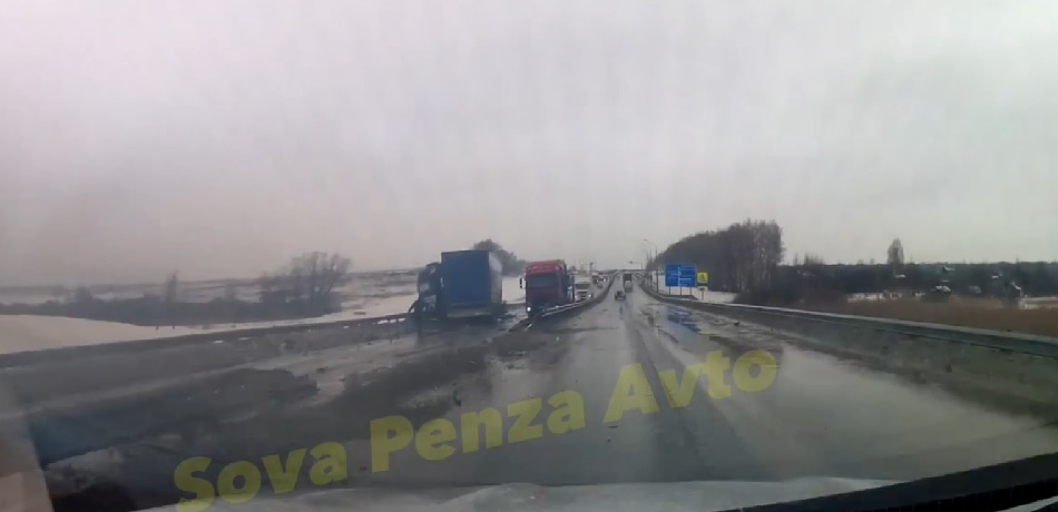 В Пензе на М5 фура протаранила отбойник и вылетела на встречку