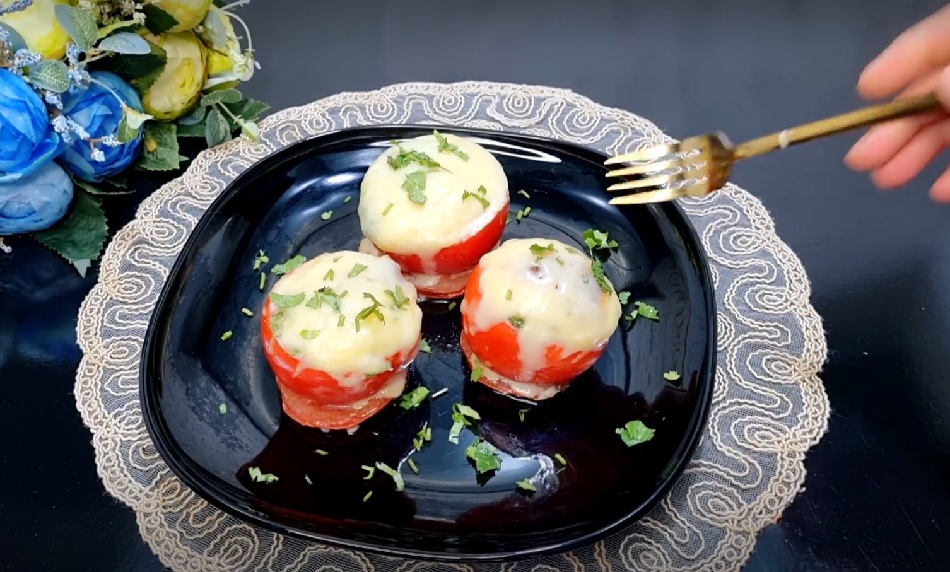 Готовим закуску из помидоров, которую можно подавать на завтрак или вместо ужина