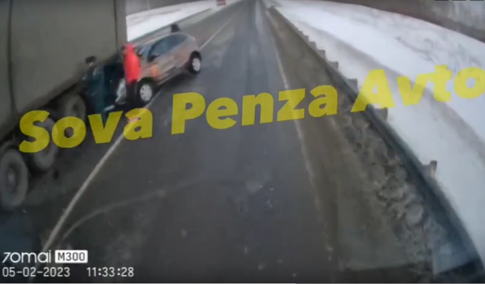 В Иссинском районе водитель «Лады» не заметил сломавшегося КамАЗа и въехал в него