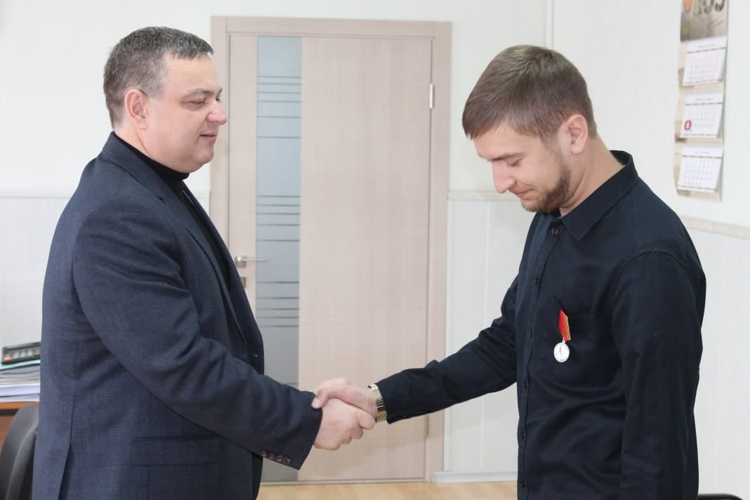 В Сердобске участника СВО наградили медалью Жукова