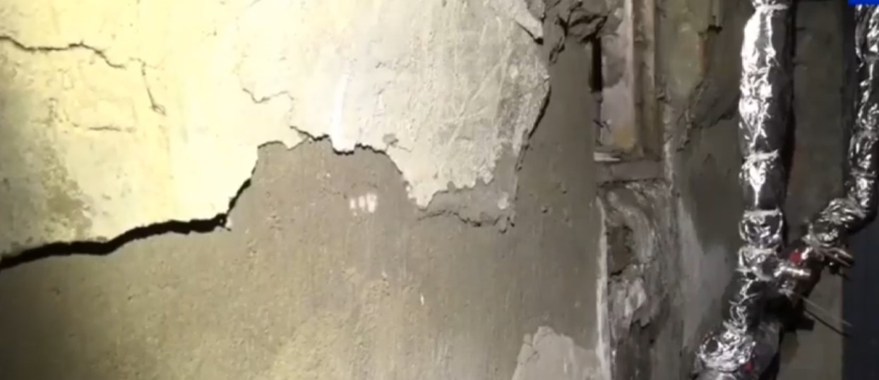 Жителям дома на улице Попова пообещали, что подтоплений в подвале больше не будет