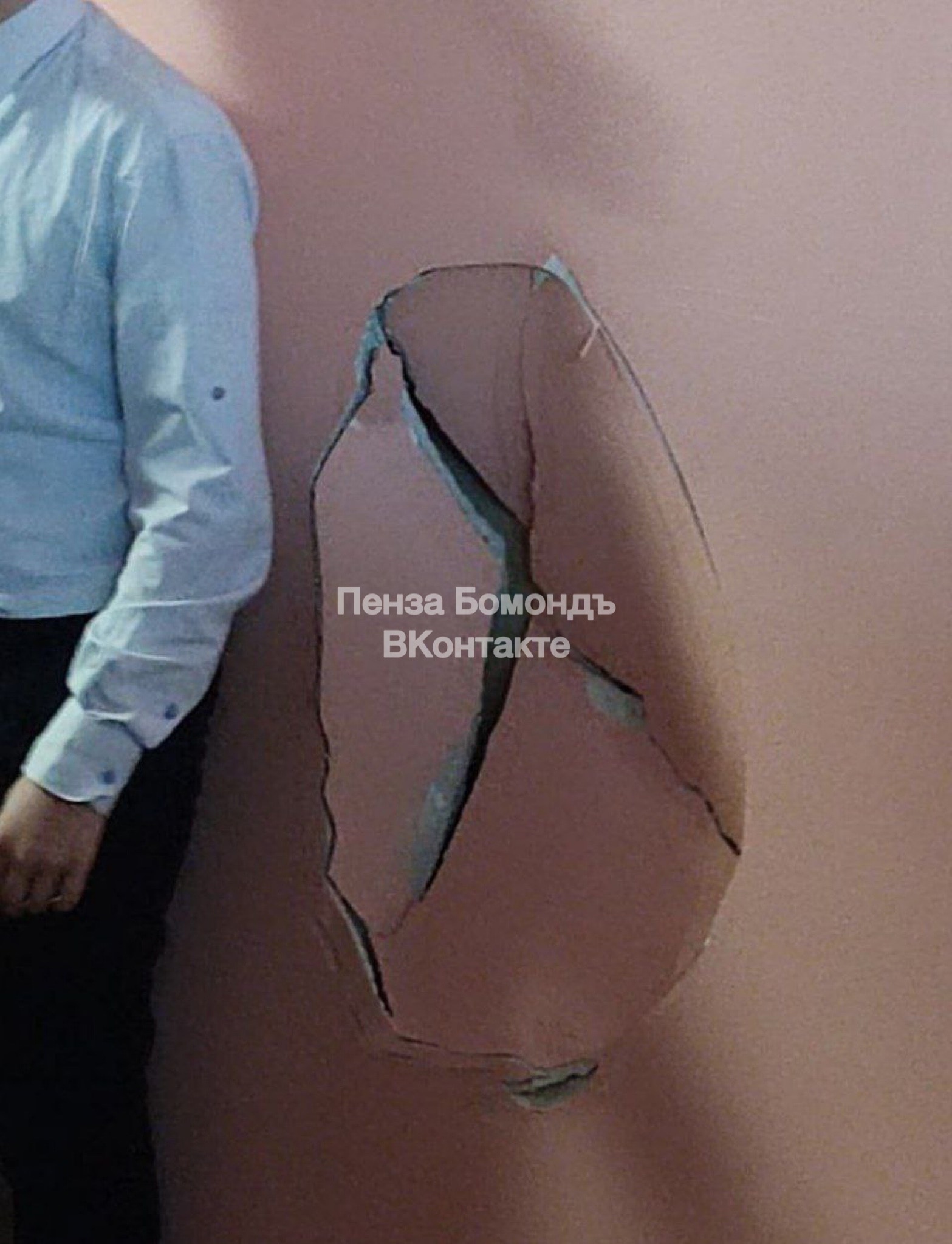 В Пензе дети устроили фотосессию с проломленной в школе стеной