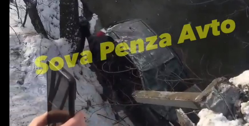 Пензенцы рассказали об автомобиле, слетевшем с моста