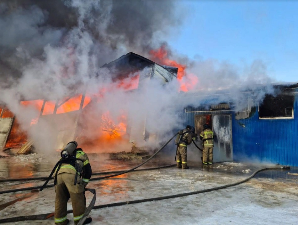 48 человек и 15 единиц техники тушили загоревшийся мебельный цех в Кузнецке