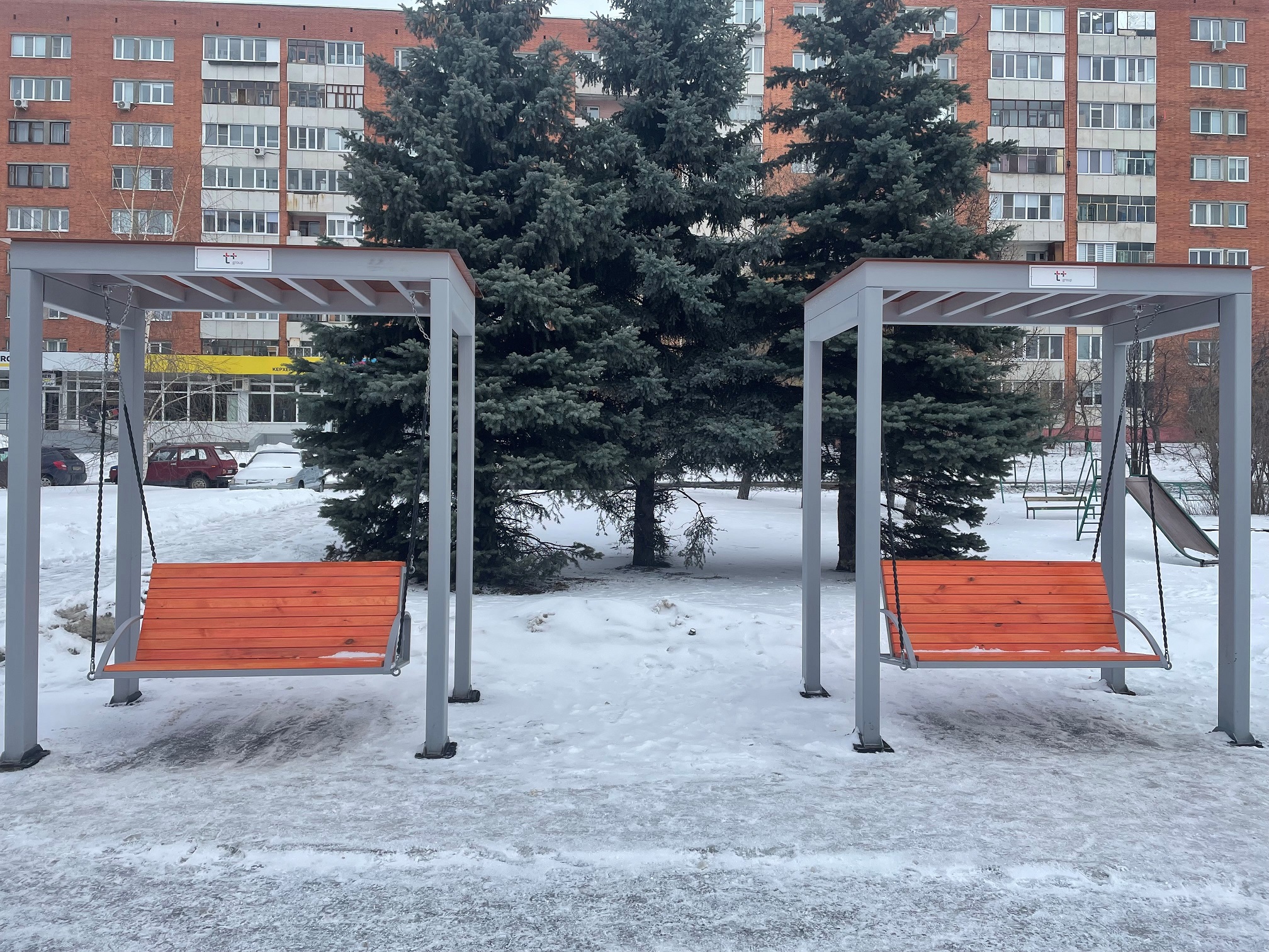 В пензенском микрорайоне Арбеково компания «Т Плюс» установила новые парковые качели