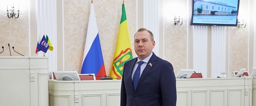 Владимир Вдонин помог отремонтировать крышу в сельском Доме культуры