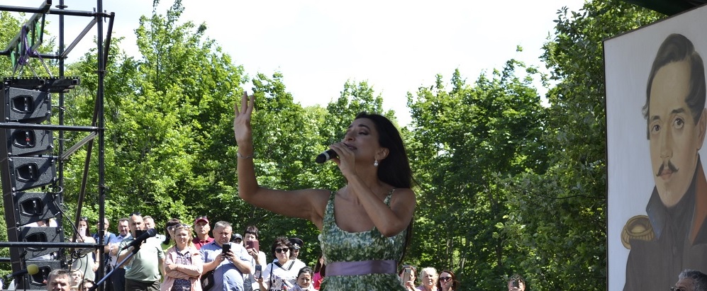 Жительниц Пензы с 8 марта поздравит певица Зара