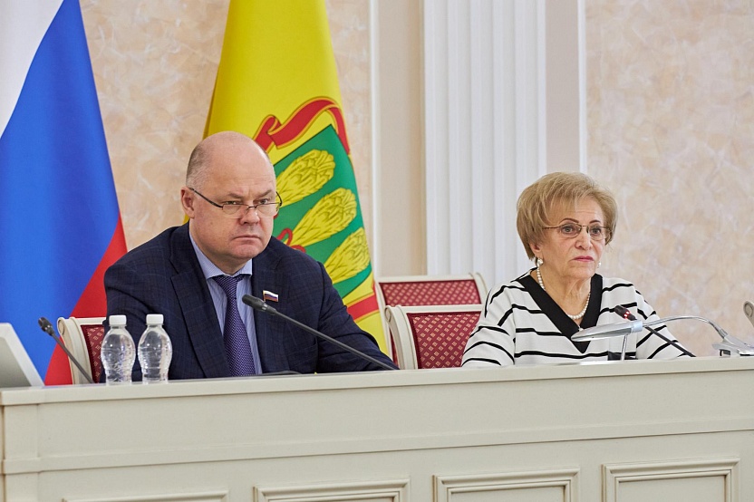 Вадим Супиков вручил удостоверения членам Общественного совета