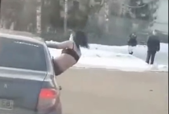 В Пензе накажут водителя из чьего авто высунулась по пояс полуголая девушка