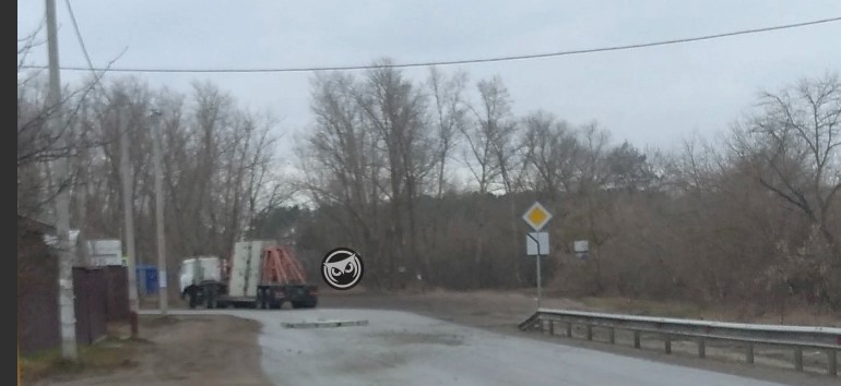 Упала плита на дорогу до Барковки