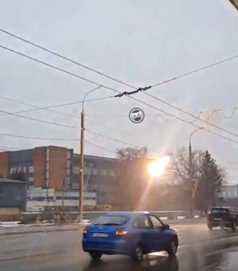 В Пензе над дорогой загорелись провода, видео