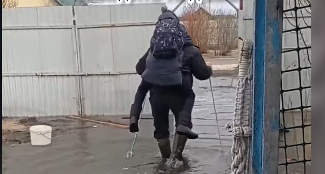 В Шемышейке из-за паводка ребенок добирался до школы на дедушке
