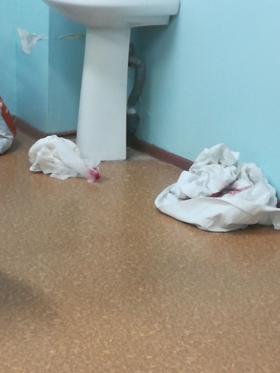 Жителей Пензы возмутили кровавые простыни, валяющиеся в шестой городской больнице