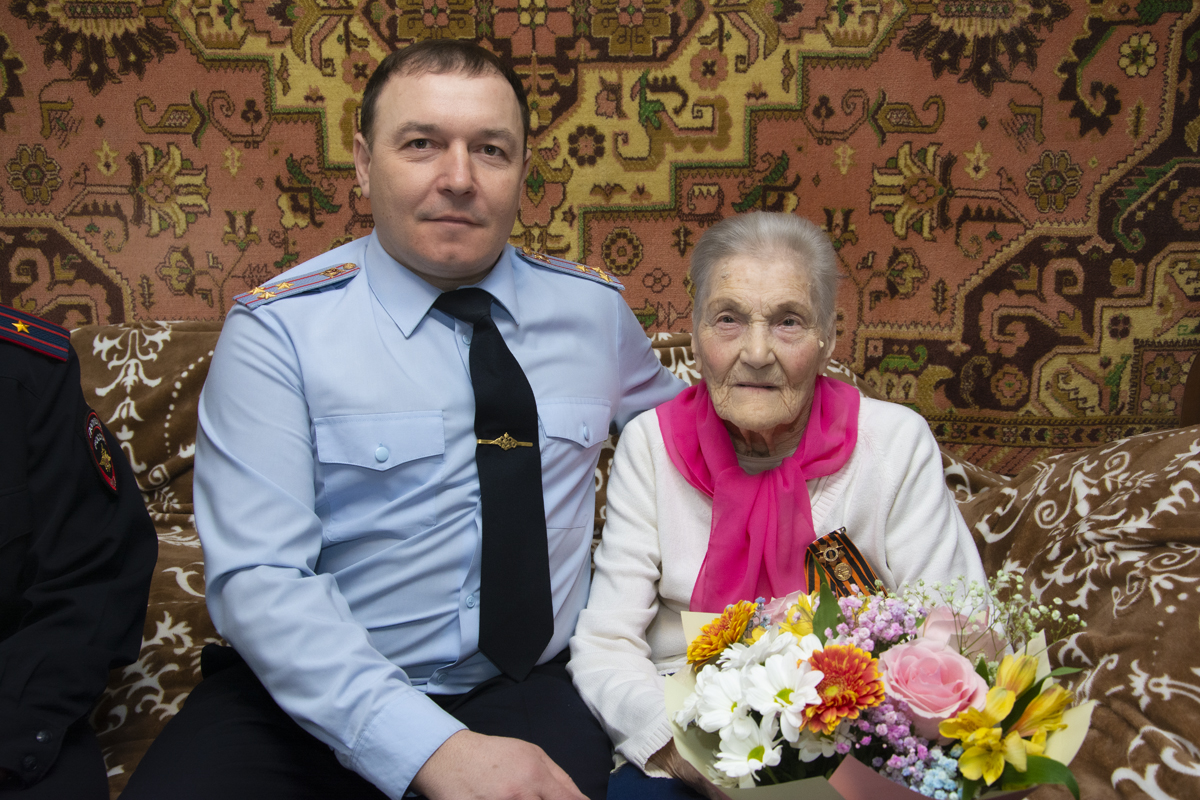 Пензенские полицейские поздравили с 8 марта ветерана Великой Отечественной войны