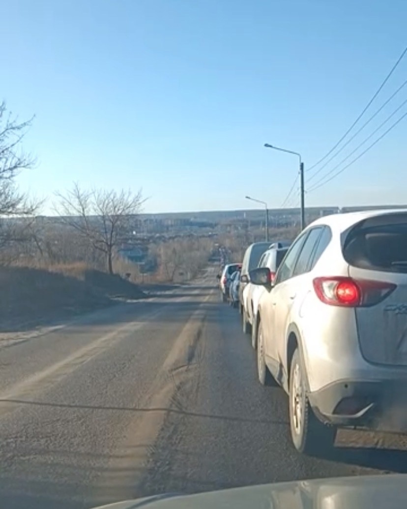 Утро для жителей Зари началось с километровой пробки