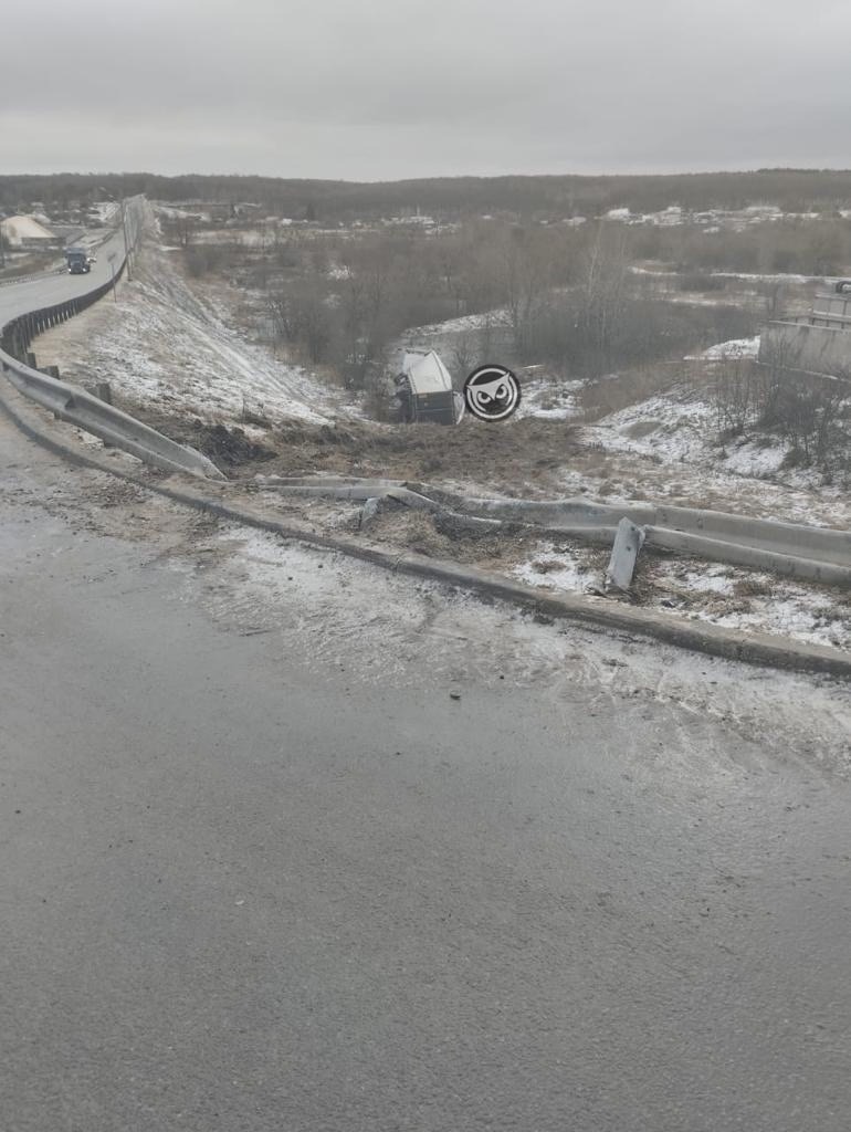 В Белинском районе груженая фура слетела с высокого обрыва