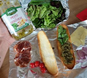 Готовим брускетту с говядиной, томатами и песто