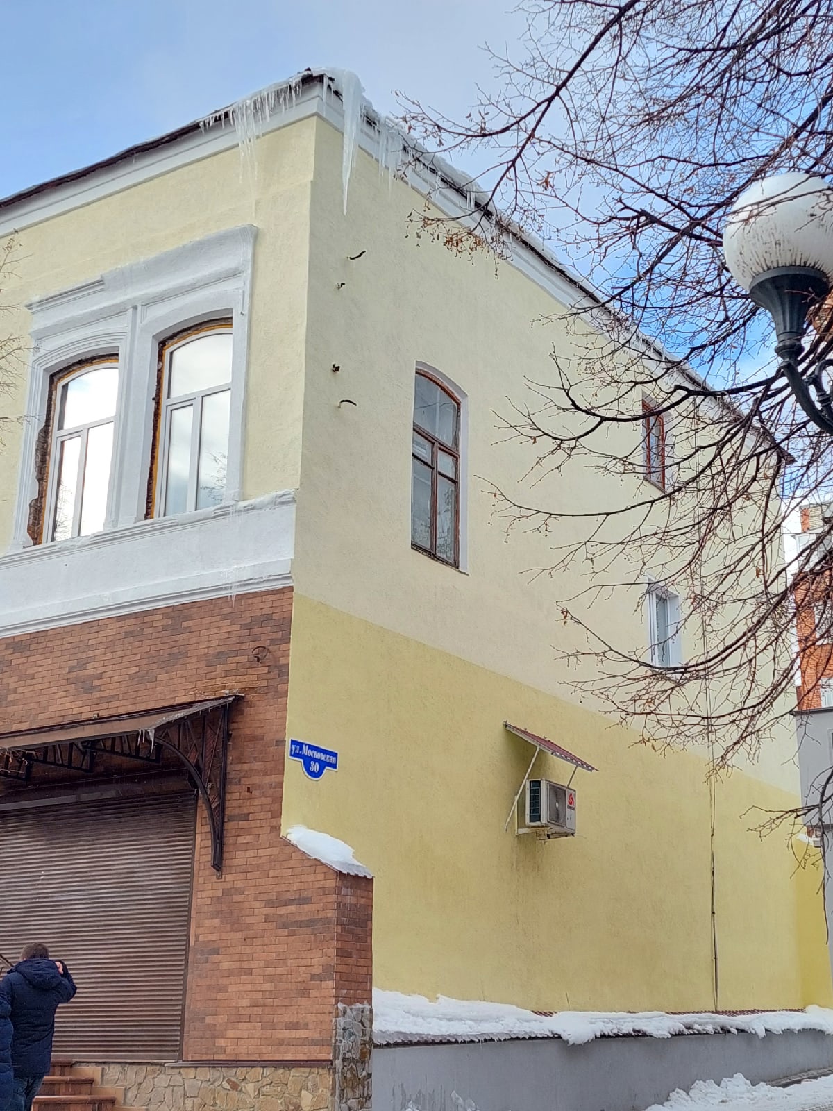 В центре Пензы горожане рискуют получить сосулькой по голове