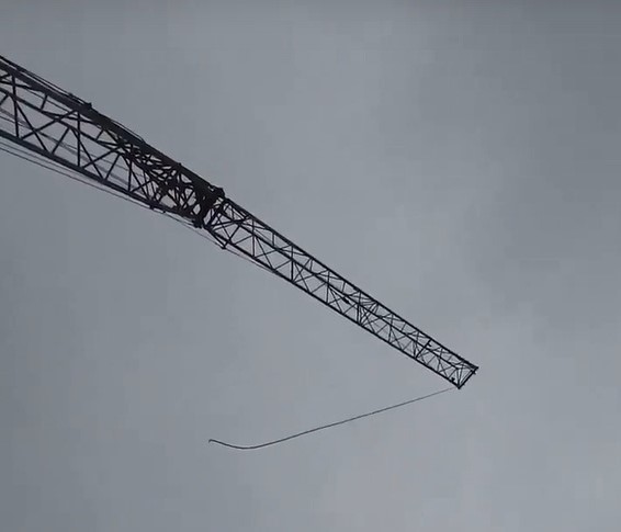 В Пензе на стройке у подъёмного крана оторвался трос