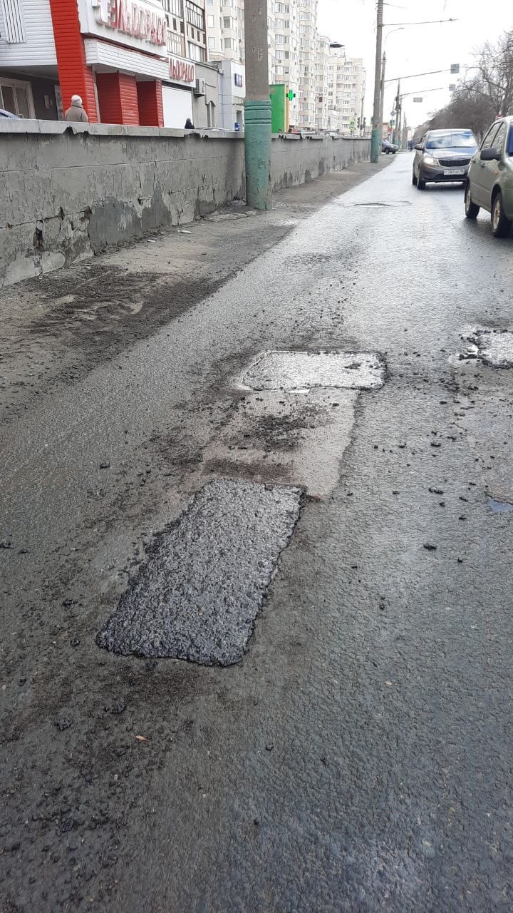 В Пензе провал на улице Лермонтова временно залили асфальтной смесью