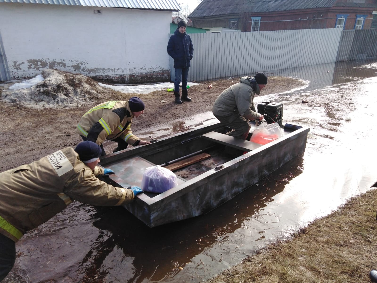 В Сердобске из-за подтоплений выставили пост спасателей с лодкой