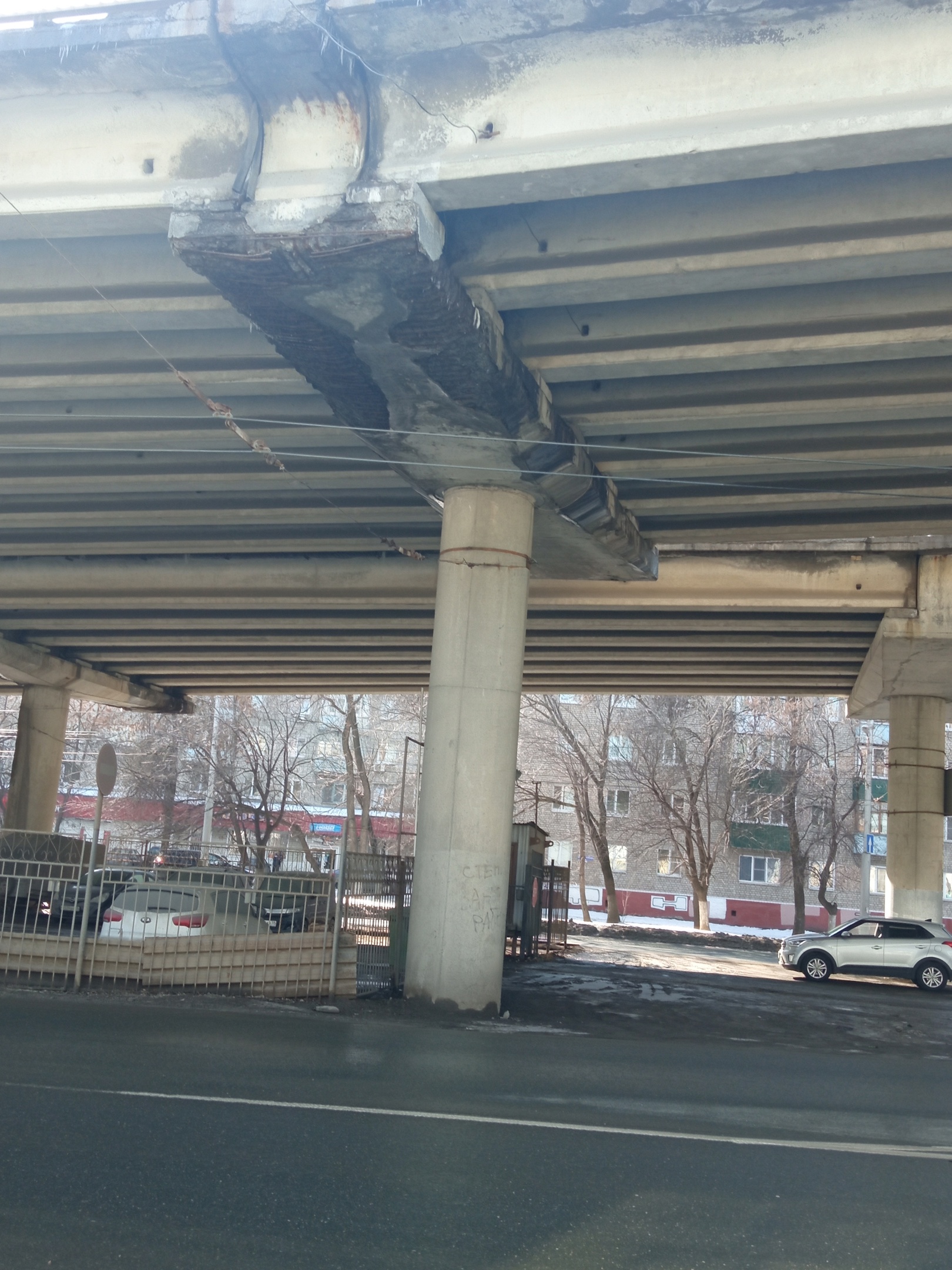 В Пензе жителей напугала потрескавшаяся опора путепровода