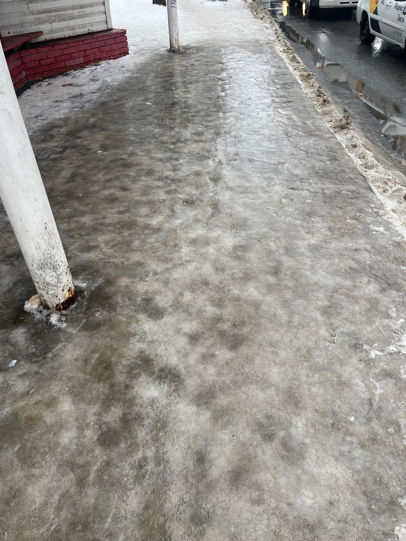 В Пензе жители боятся улететь с обледенелой улицы «под бешеную маршрутку»