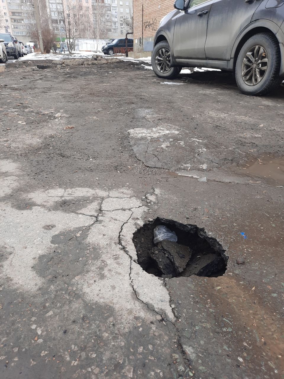 Пензенцы предупредили автомобилистов о глубокой яме на улице Клары Цеткин