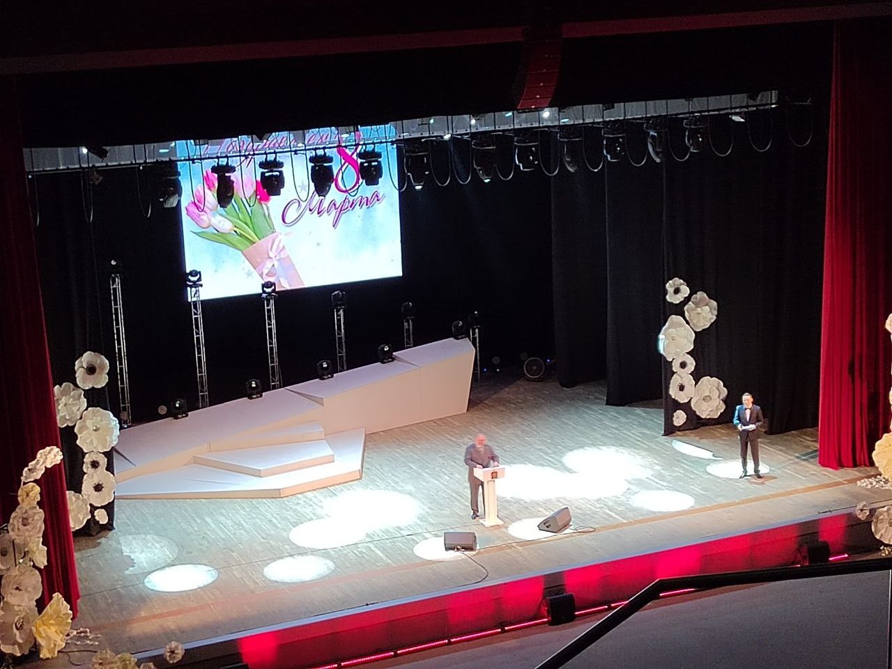 Олег Мельниченко поздравил женщин с наступающим 8 Марта со сцены ККЗ «Пенза»