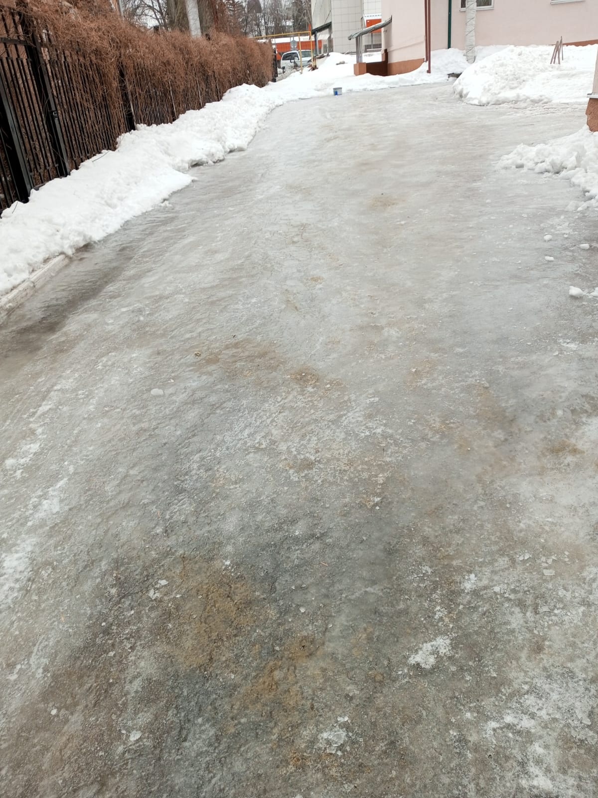 В Пензе ученики гимназии на улице Володарского боятся «проскользнуть» на проезжую часть