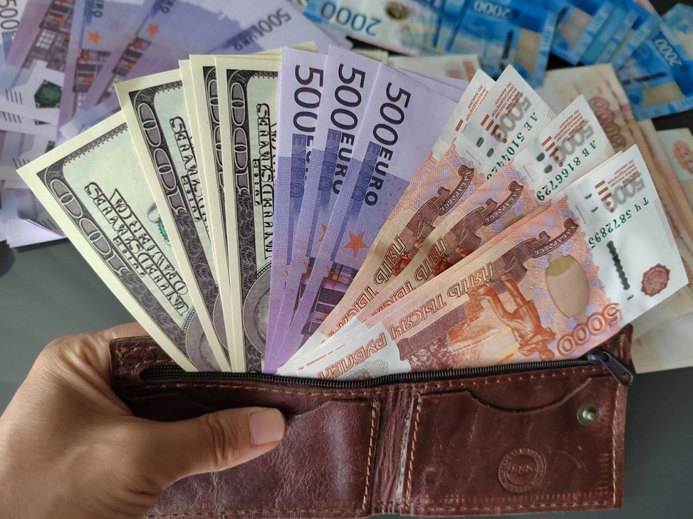 Банк России повысил курсы доллара и евро 17 марта