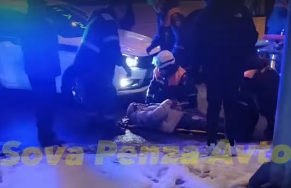 В Пензе рядом с крупным ТЦ женщину госпитализировали на носилках после ДТП