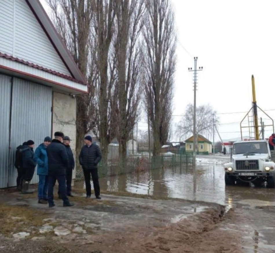 В Сердобске ликвидируют подтопления тяговой подстанции