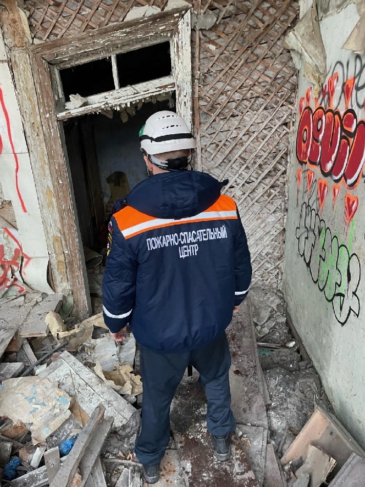 Пензенские спасатели извлекли из заброшенного здания тело погибшего мужчины