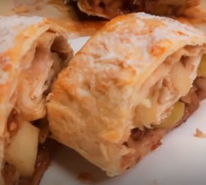 Готовим ароматный штрудель с яблоками, изюмом и корицей в пост
