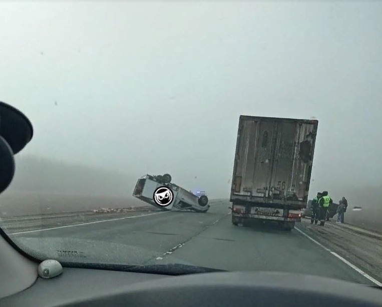На пензенской трассе в сильный туман перевернулось авто с прицепом