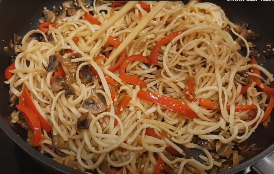 Готовим лапшу удон, которую можно подавать в пост