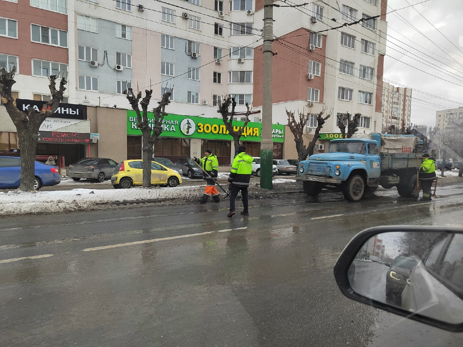 В Пензе на улице Пушкина асфальт кладут прямо в лужи