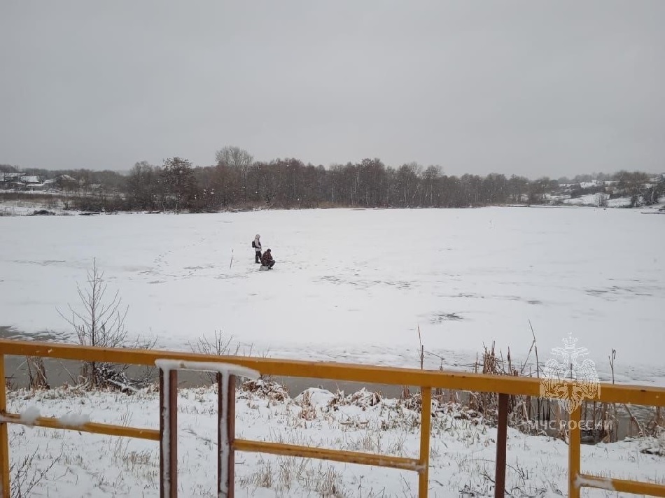 Пензенцы устроили подледную рыбалку на весеннем льду