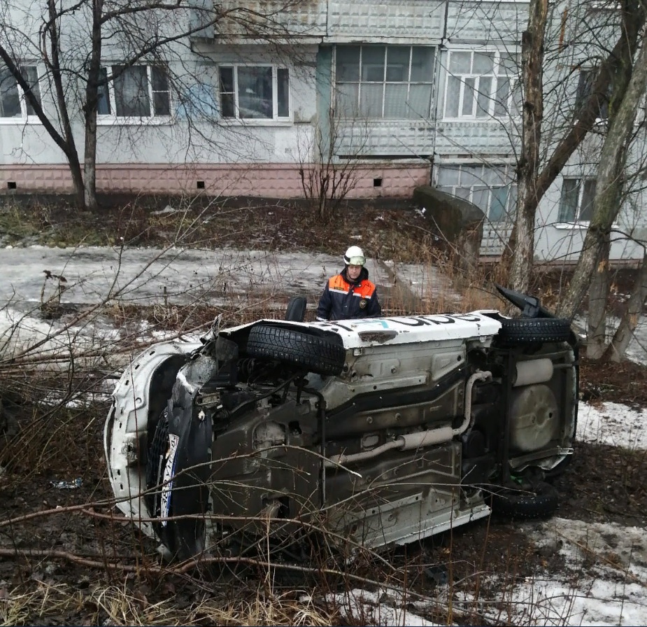 В Пензе таксист не смог выбраться из перевернувшегося автомобиля