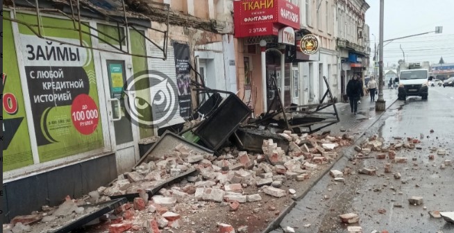 «Трясет до сих пор»: пензенцы сообщили об обрушении части здания рядом с "Гостиным двором"