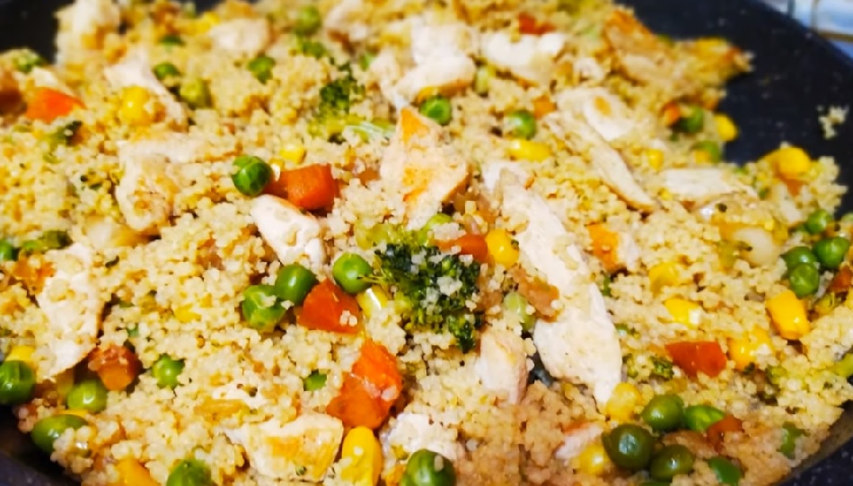 Готовим кускус с овощами и курицей на сковороде