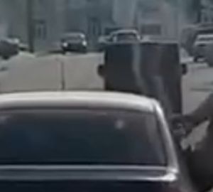 Пензячки начали отмечать 8 марта, высунувшись по пояс из окна машины