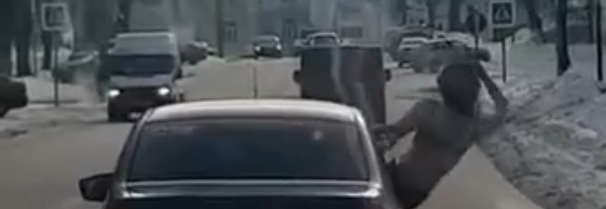 Пензячки начали отмечать 8 марта, высунувшись по пояс из окна машины