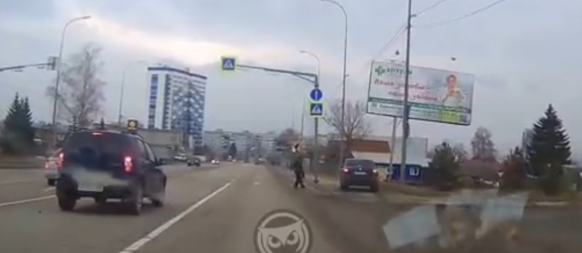 В Пензе иномарка вылетела на тротуар, чтобы не сбить пешехода