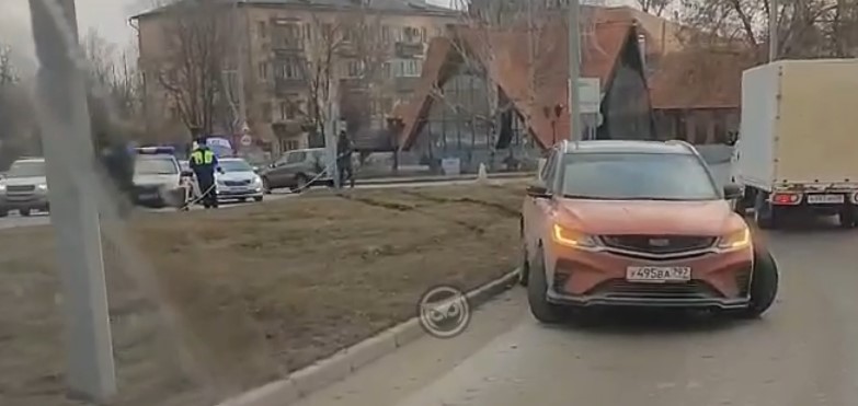 В Пензе на Урицкого водитель иномарки перелетел через газон