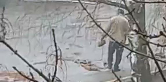 В Сердобске мужчина своими силами заделал огромную яму на дороге